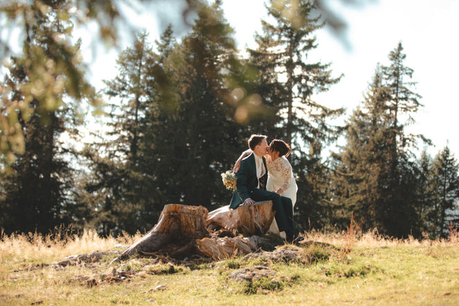 photo de mariage en haute savoie par une photographe de mariage séance couple complicité