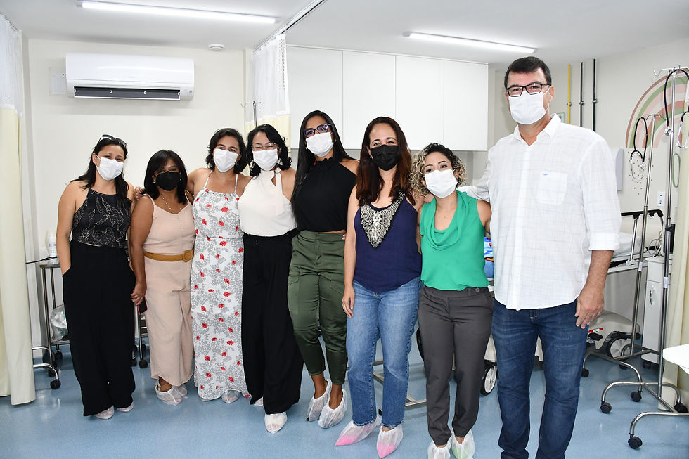 O Diretor do Hospital Dr. Salvador com parte da equipe de profissionais da saúde.