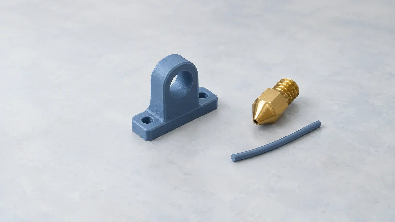 Pièce imprimée en 3D et éléments de fabrication sur un établi