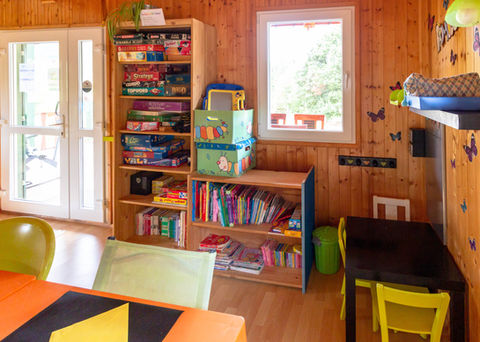 Le clubhouse et son espace enfants avec de nombreux jouets aux Gîtes les Casots