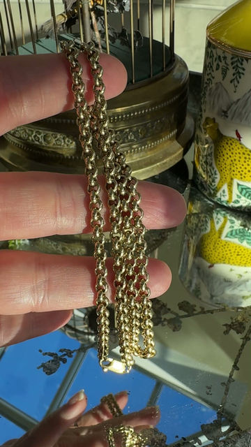 SUBSTANTIAL ROUND DOUGHNUT BELCHER CHAIN