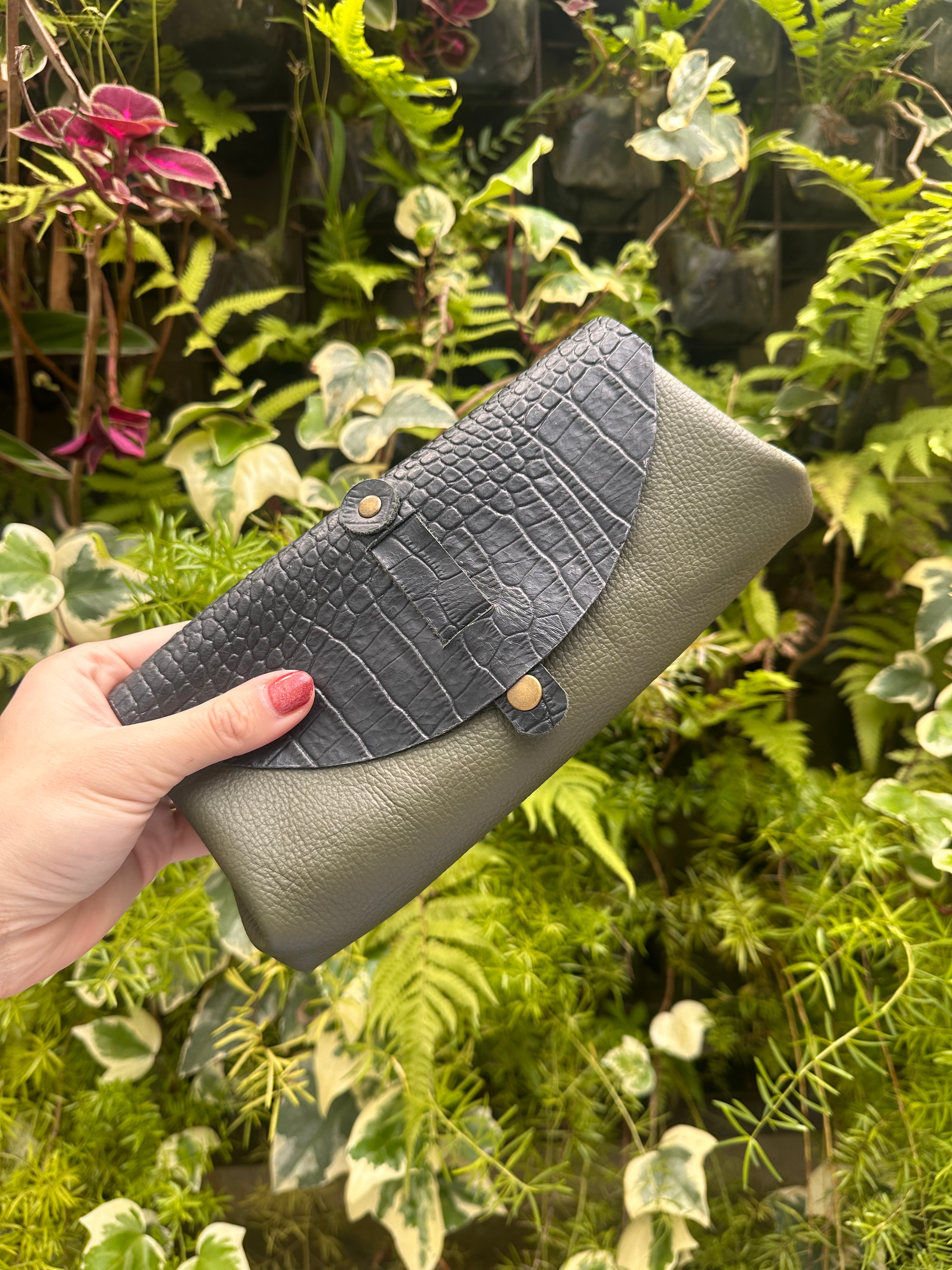 Clutch preta e verde - couro