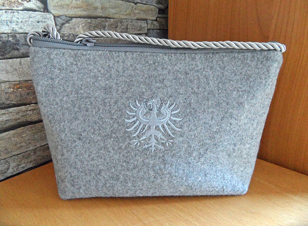 Thumbnail: hellgraue Trachtentasche mit Adler-Stickerei in hellgrau