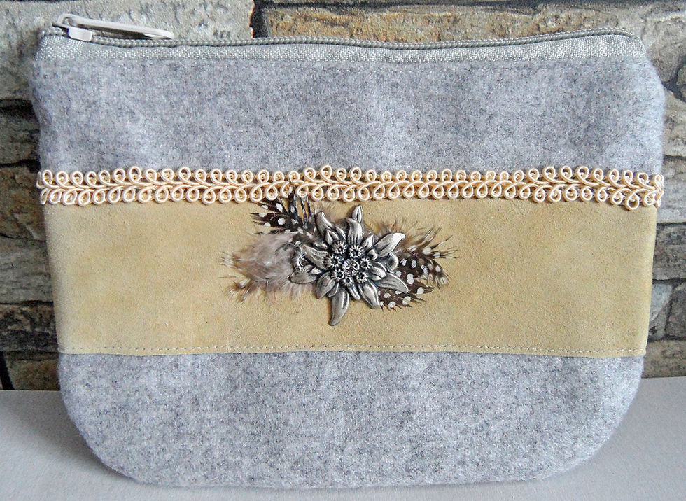 Miniaturbild: Dirndl- oder Gürtel-Tasche grau, Echtleder cremeweiß, Metall-Edelweiß, Federn