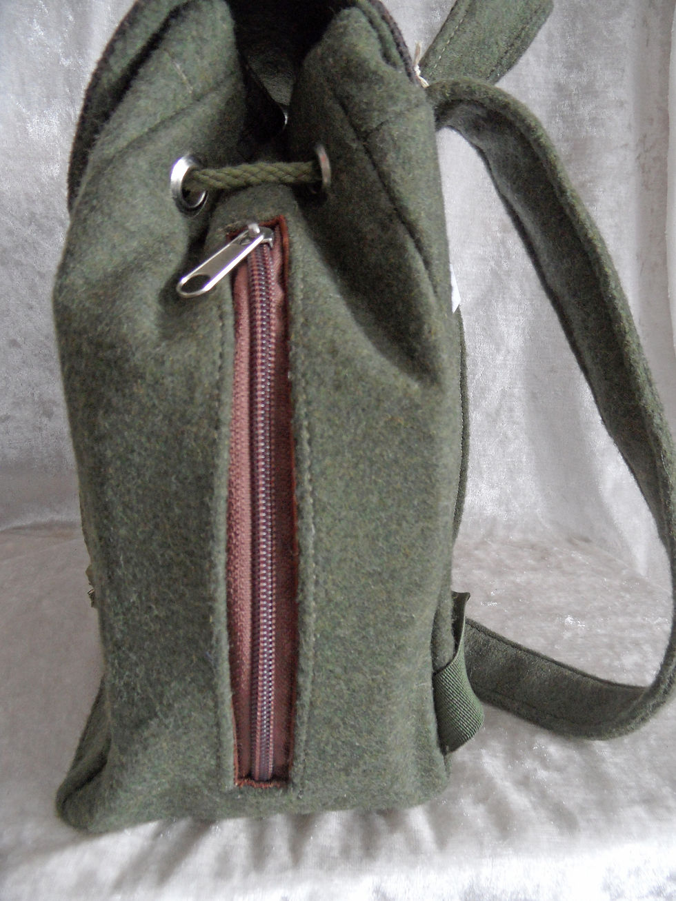 Thumbnail: Rucksack Jäger-grün, Metall-Applikation eckig