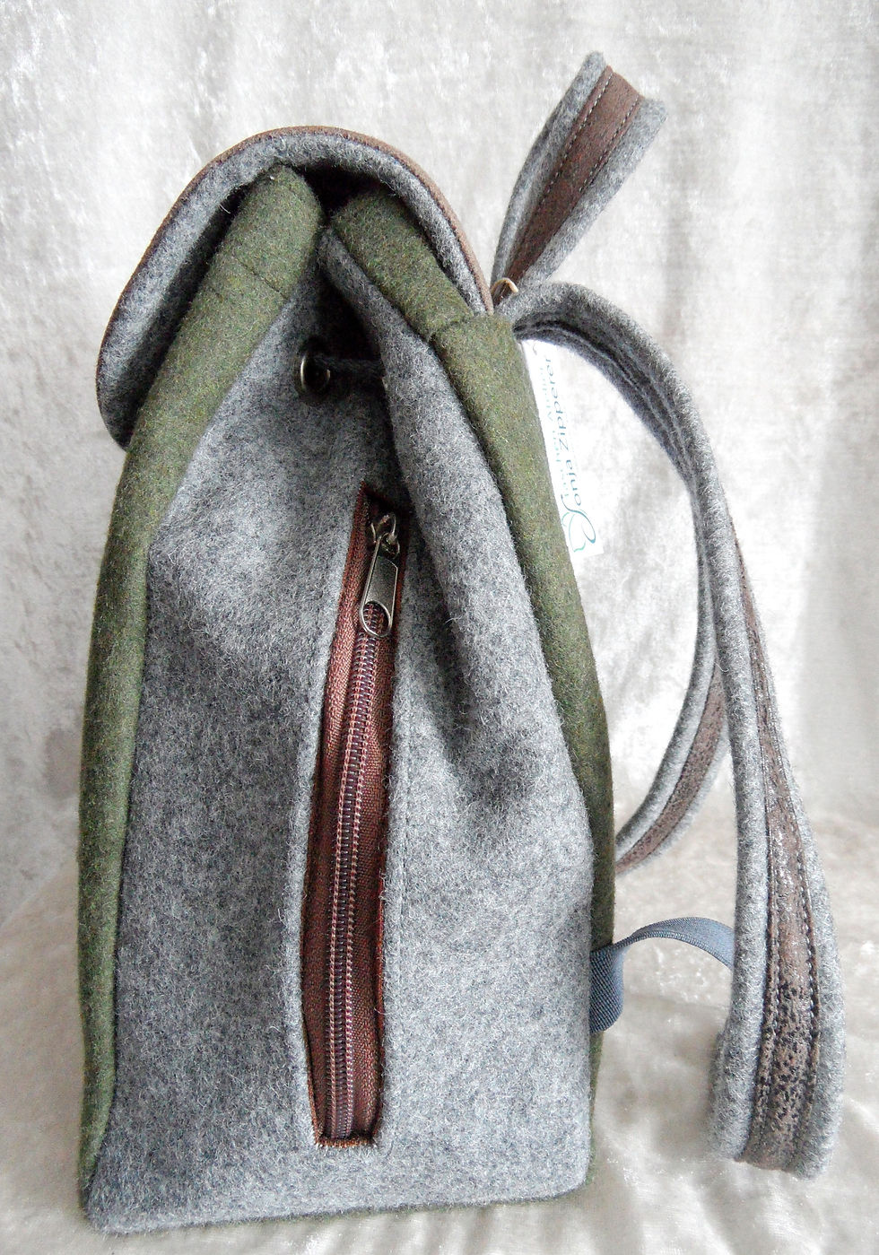 Thumbnail: Rucksack Jäger-grün und grau, Metall-Applikation rund mit Kette