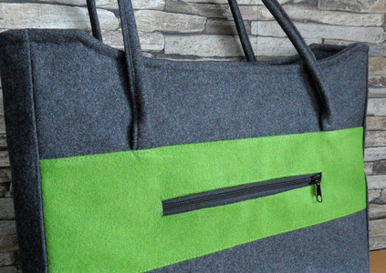 Henkeltasche, Detailfoto Rückansicht in grau und grün