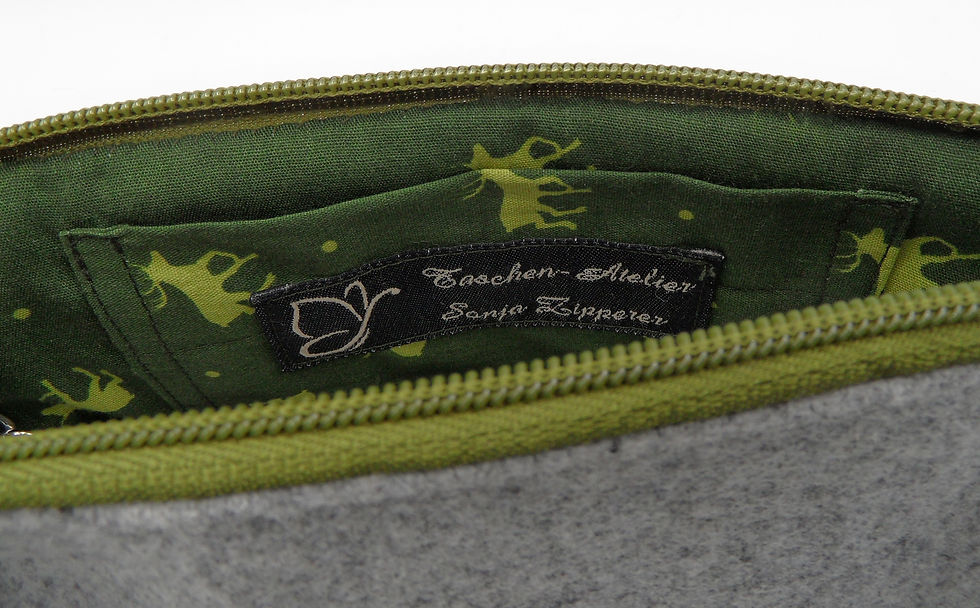Thumbnail: Kleine Henkel-Tasche mit Ornament-Stickerei und Farb-Akzenten