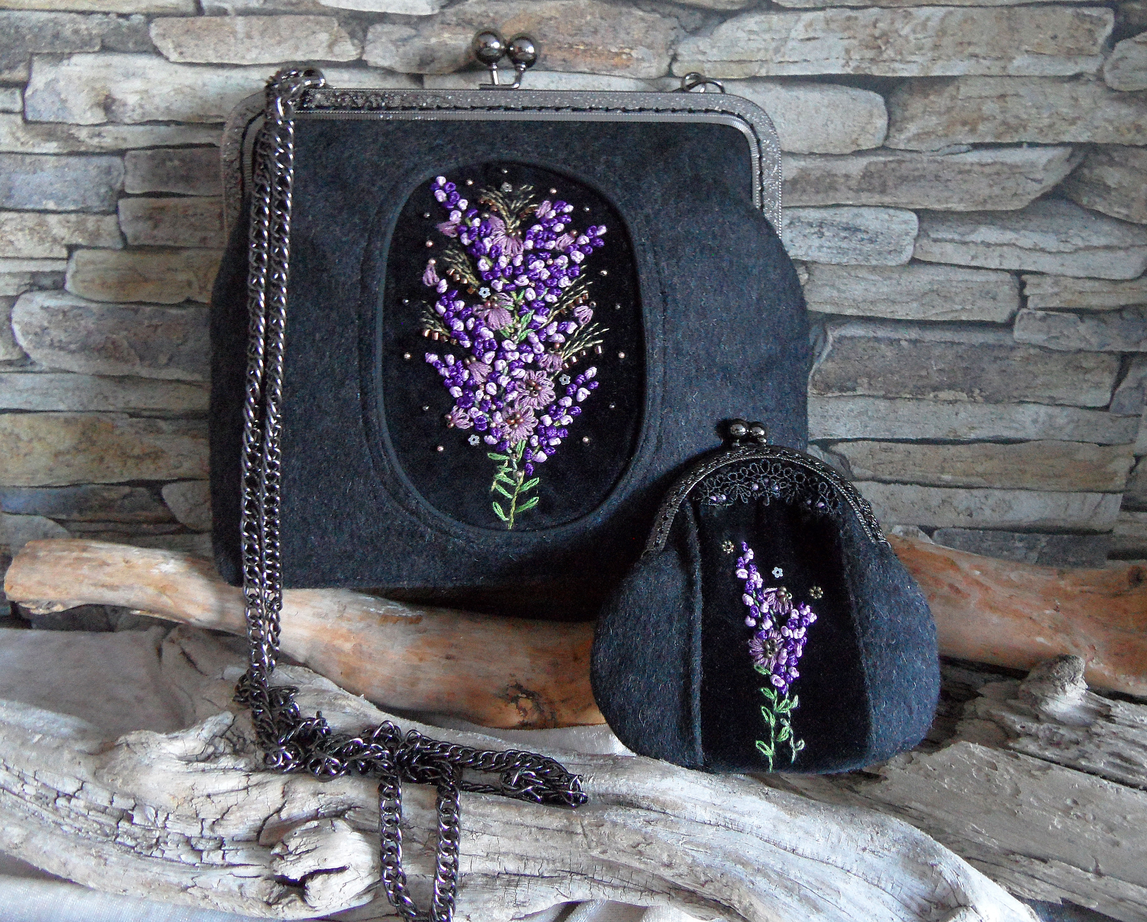 Handtasche mit Metallbügel, anthrazit mit Blumenstickerei Lavendel in lila und grün, mit passender Geldbörse