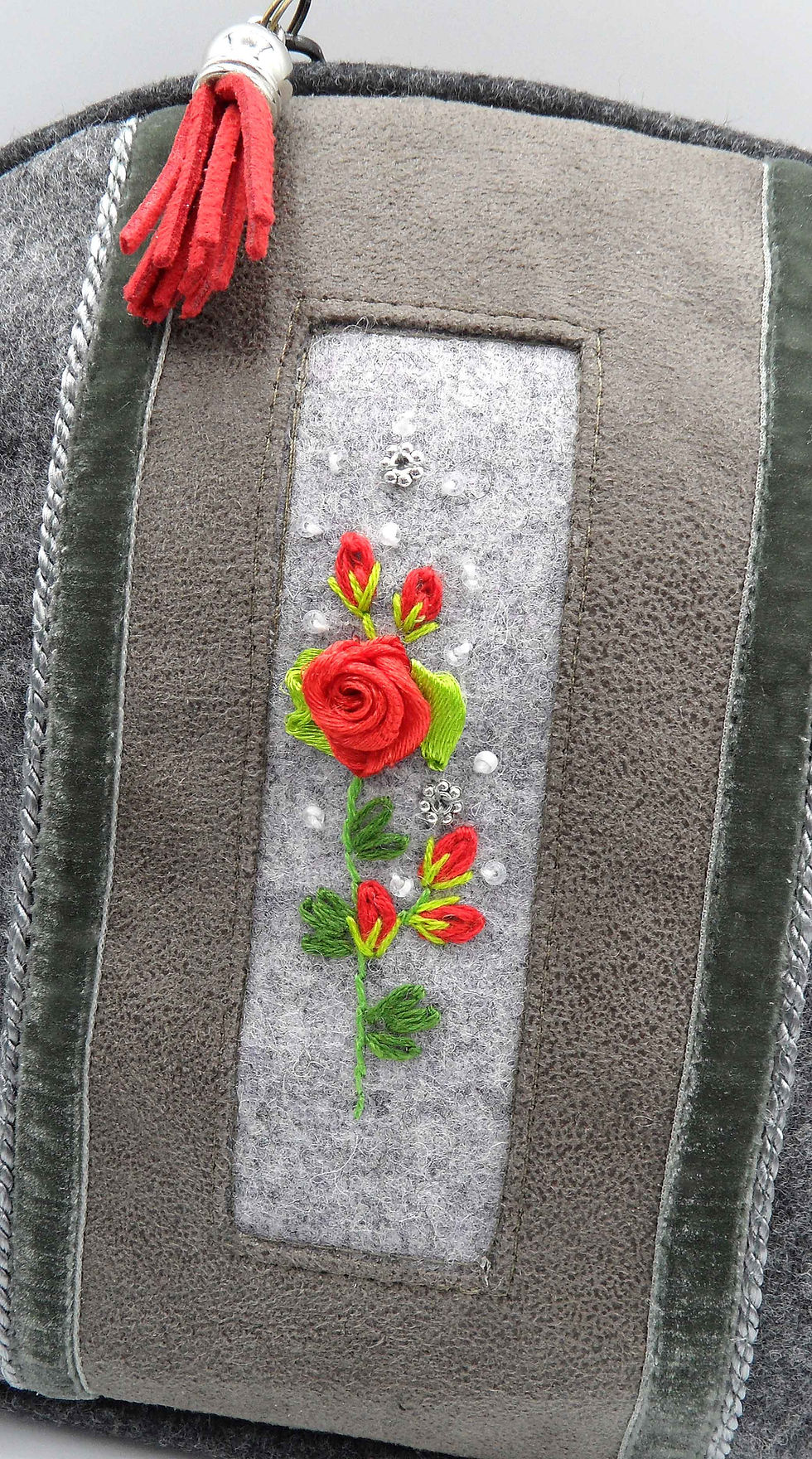 Miniaturbild: Kugel-Tasche braun oder grau, mit Rosen-Stickerei