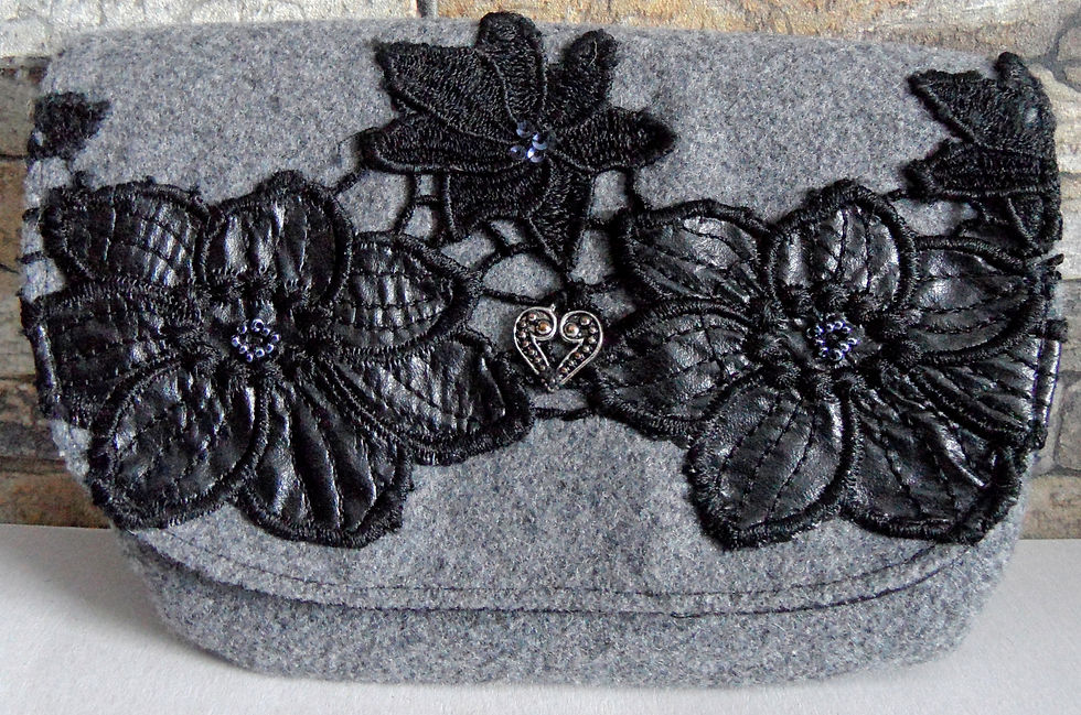 Dirndl- oder Gürtel-Tasche grau, mit Klappe, Effekt-Spitze schwarz