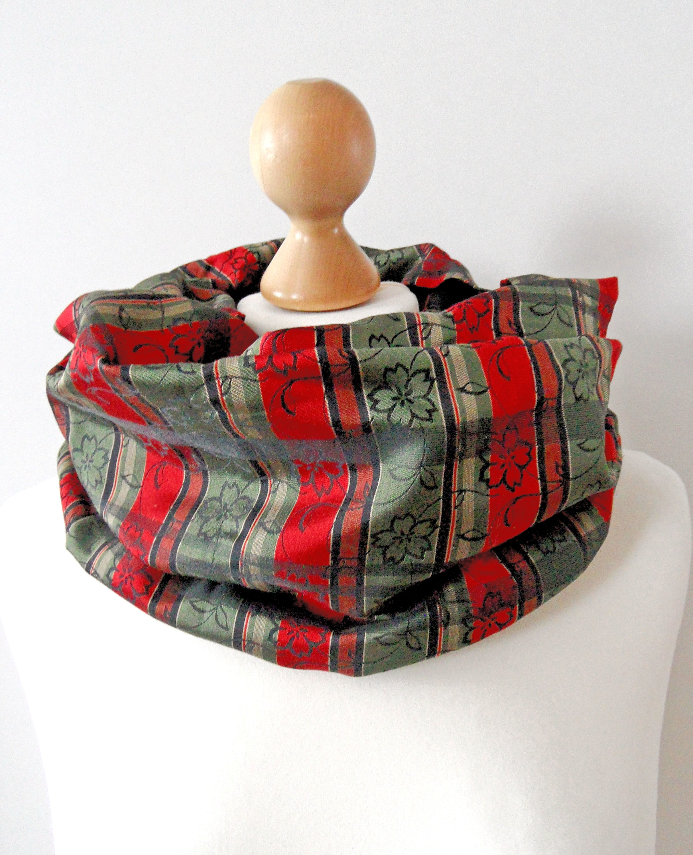 Loop-Schal Karo und Blumen rot-lindgrün-schwarz