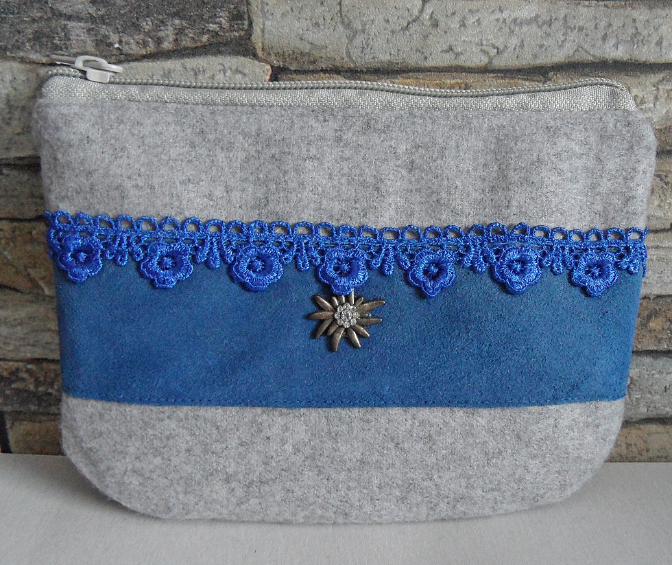 Dirndl- oder Gürtel-Tascherl weißgrau, mit blauem Echt-Leder und Edelweiß