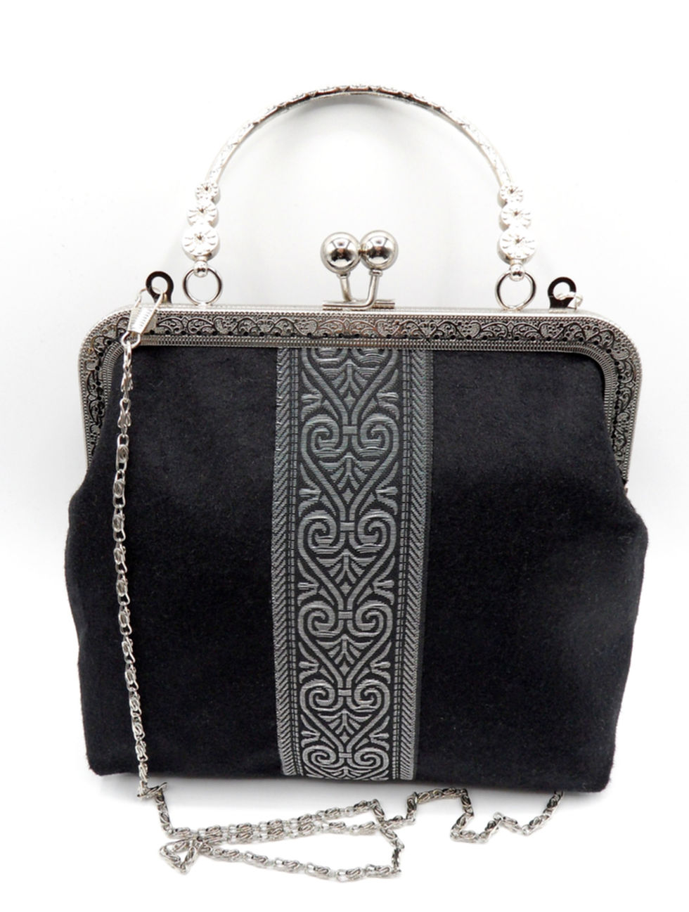 Thumbnail: Handtasche mit Metallbügel, schwarz mit edler Silberborte, Vorderansicht, stehend, mit Taschenkette