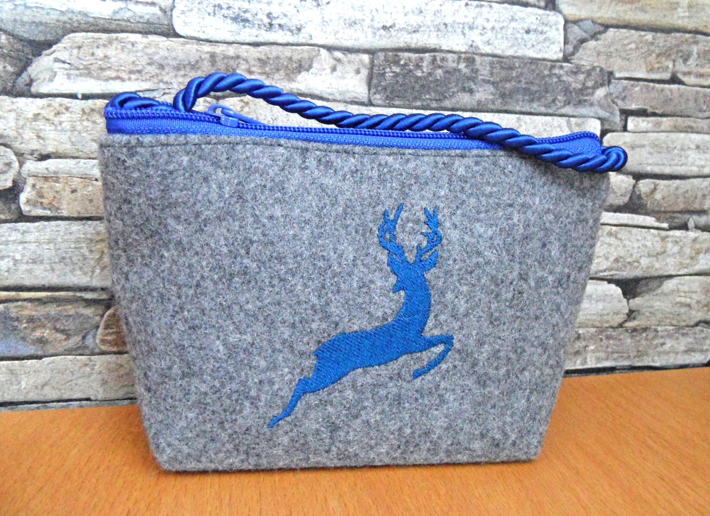 graue Trachtentasche mit Hirsch-Stickerei in blau