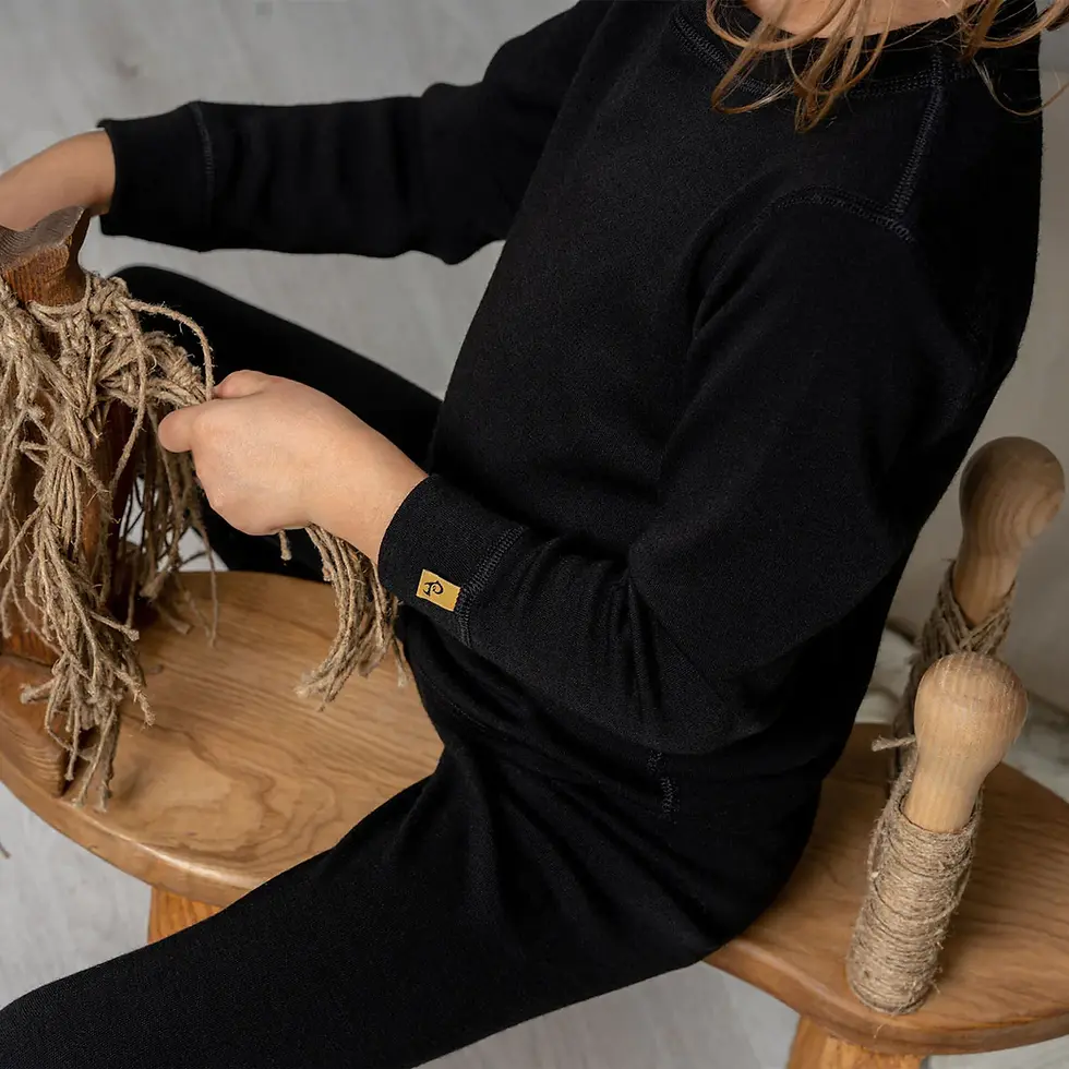 Thumbnail: Menique Merino Wool Baselayer Set in Black (250 GSM)