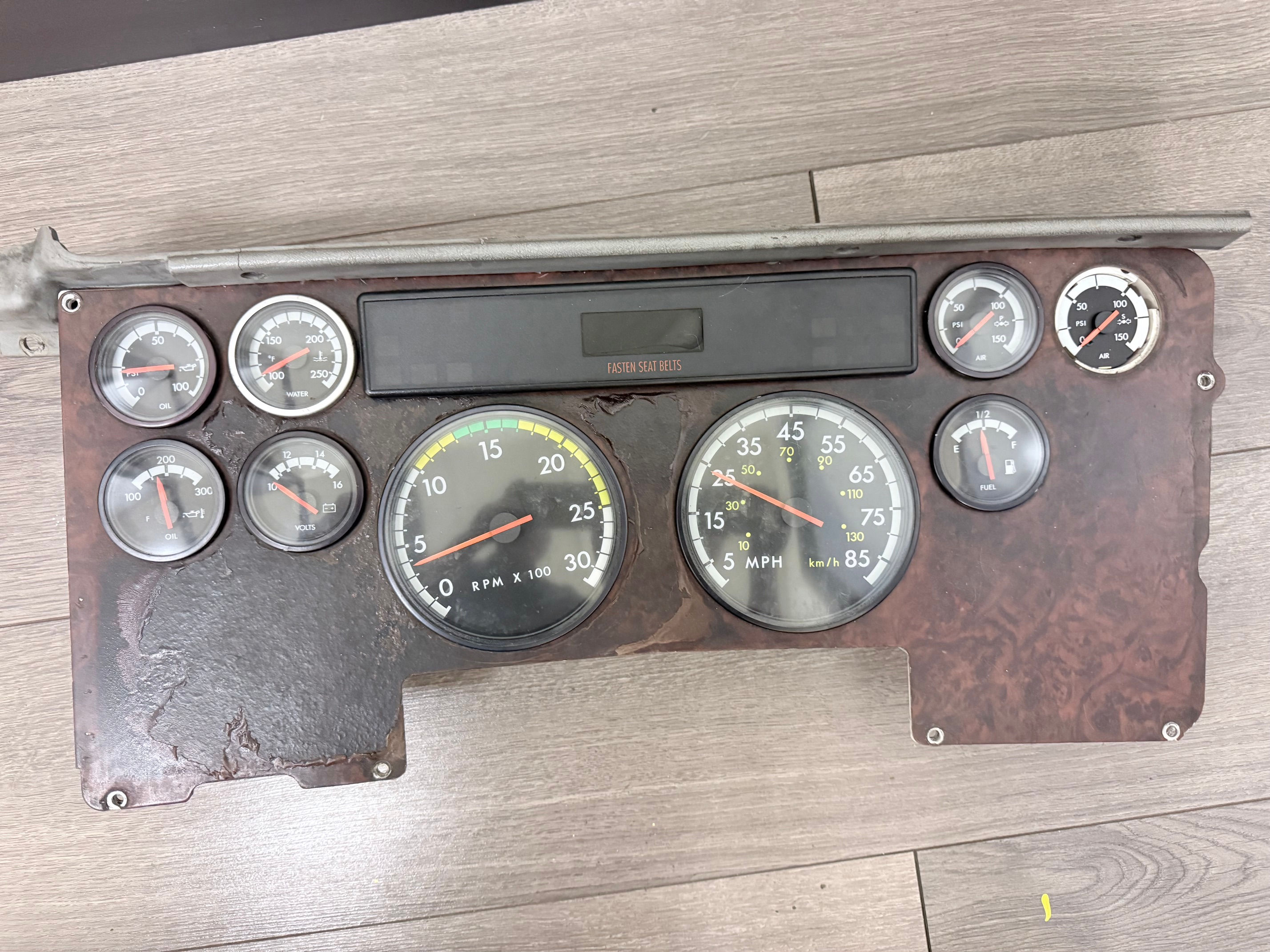 Freightliner Classic XL Instrument Cluster Speedometer Gauge Panel A22-47575-000