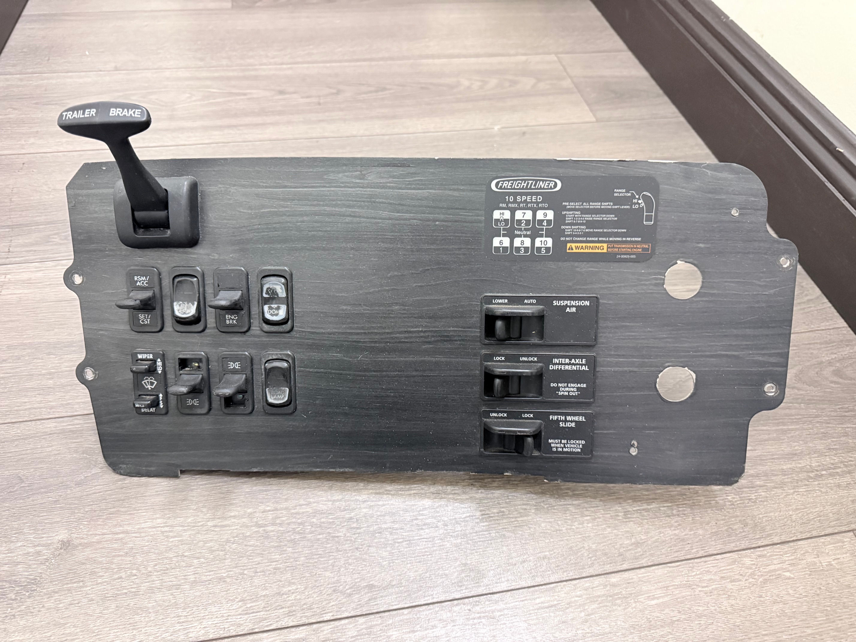 Freightliner Columbia Dash Switch Panel Trailer Brake Suspension OEM Used M80601