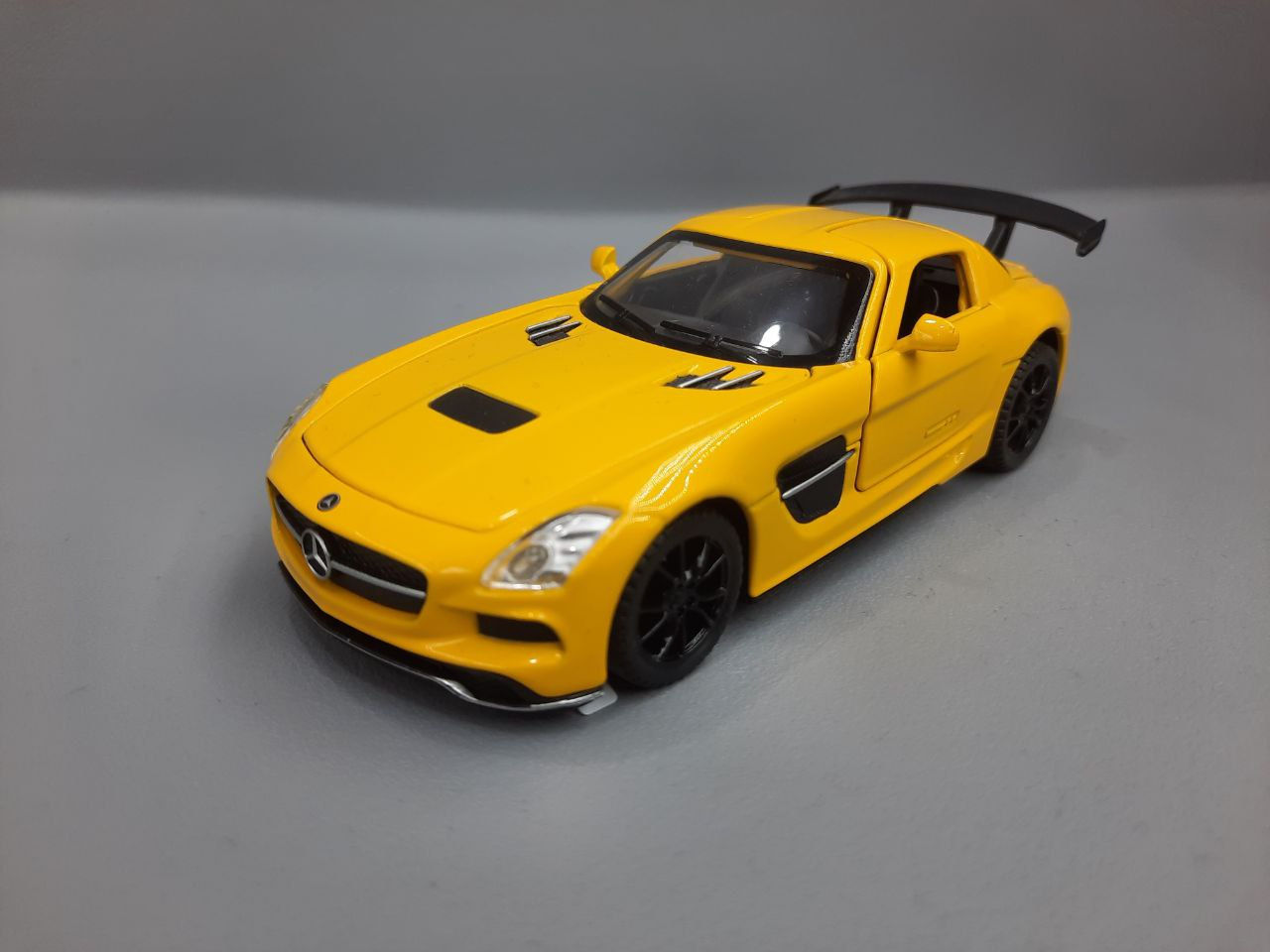 Մետաղյա մեքենա Mercedes Benz SLS դեղին