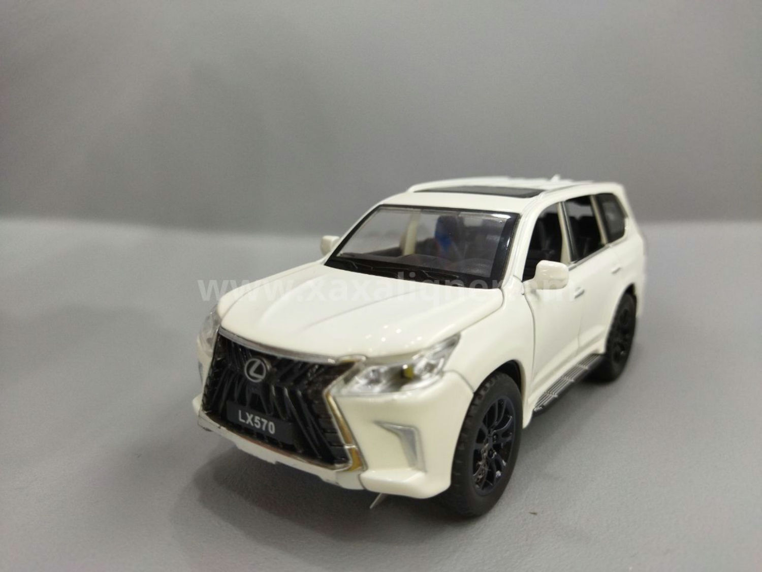 Մետաղյա մեքենա սպիտակ "Lexus"