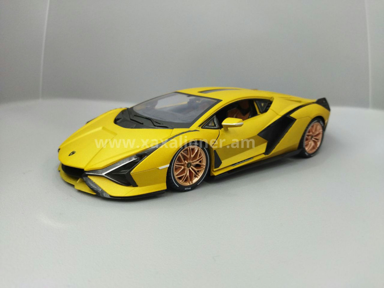 Մետաղյա մեքենա Լամբորջինի մատվի ոսկեգույն