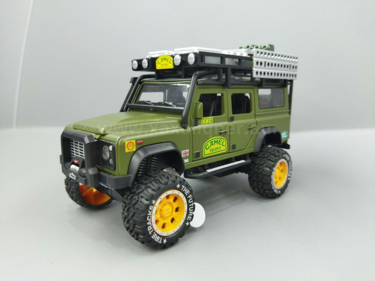 Մետաղյա մեքենա Land Rover defender կանաչ արտաքին մեծ բեռնախցիկով և մեծ անիվներով