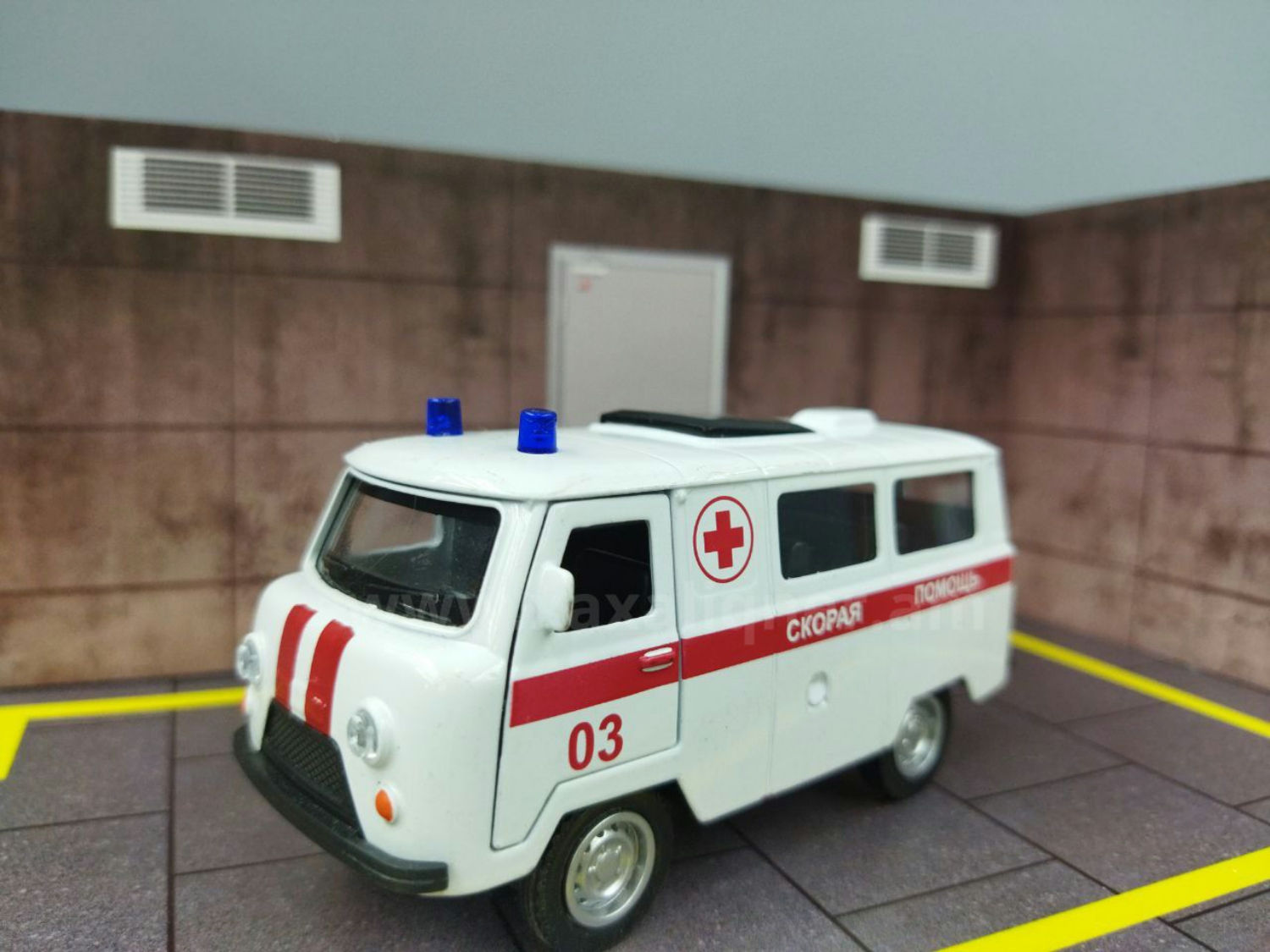 Մետաղյա մեքենա լուսային փարոսիկով շտապ օգնություն