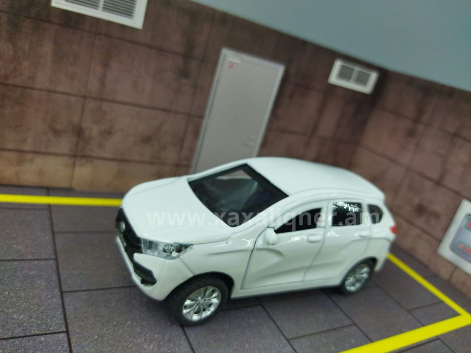 Մետաղյա մեքենա սպիտակ "Lada Xray"