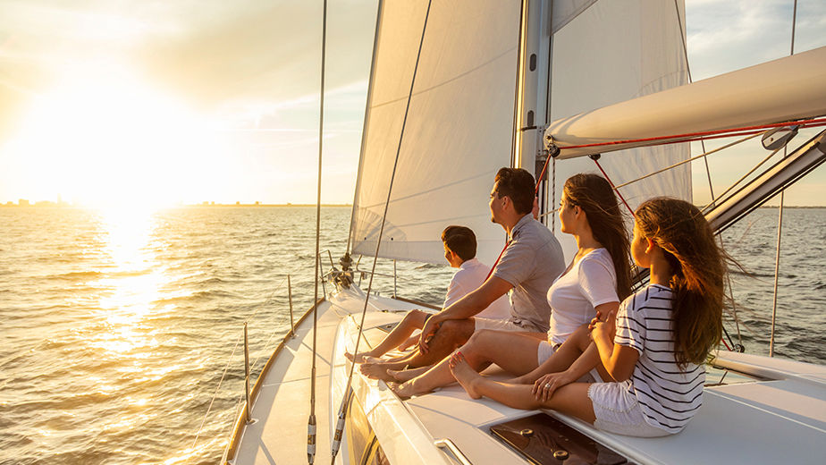 Disfruta de un hermoso atardecer navegando en Puerto Velero Colombia.