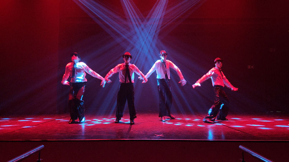 bailarinos da cia marie padille que subiram ao palco ao som do rei do pop