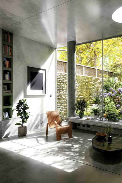 Modernes Wohnzimmer im Brutalismus-Stil mit poliertem Betonboden und Decke, großen Fenstern mit Blick auf einen Herbstgarten, grün bewachsener Steinwand, minimalistischen Bücherregalen, einer braunen Ledersessel und stilvoller Dekoration auf einem niedrigen Couchtisch.