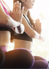 Mujeres que practican yoga