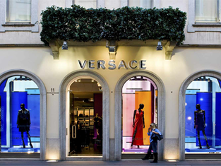 Why Luxury and Discount Retail Stocks Are Outperforming the Middle Market