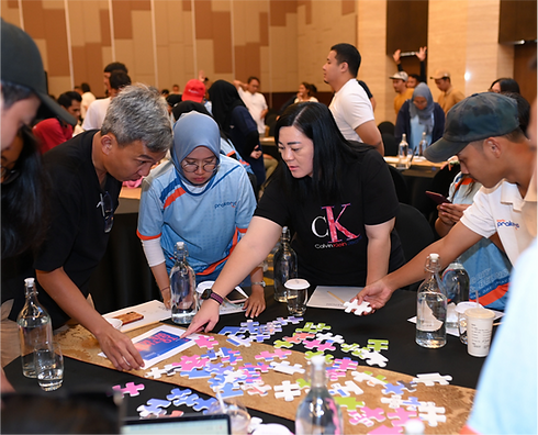 menyusun zigsaw puzzle teambuilding _ Kaniki Event organizer jakarta