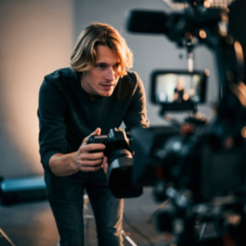 Firefly_Crea una immagine che rappresenti un videomaker all'opera su un set cinematografic