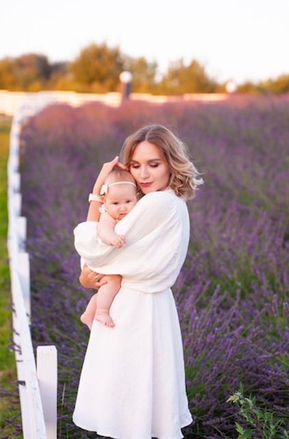 mom-daughter-beautiful-white-dresses-lavender-field-summer-sunset_133748-13689.jpg_w=360.j