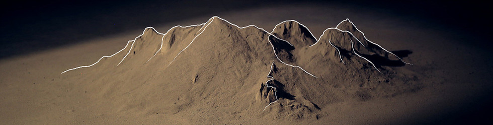 Una foto de una montaña