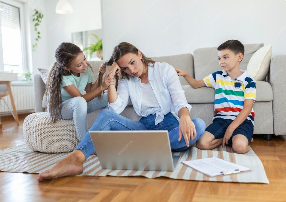 Parent fatigué avec ses enfants illustrant la charge mentale et la difficulté à rester bienveillant au quotidien