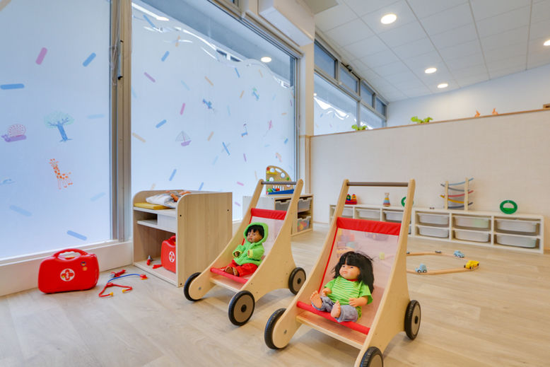 Poussettes et trousse à pharmacie de la crèche de Paris 11