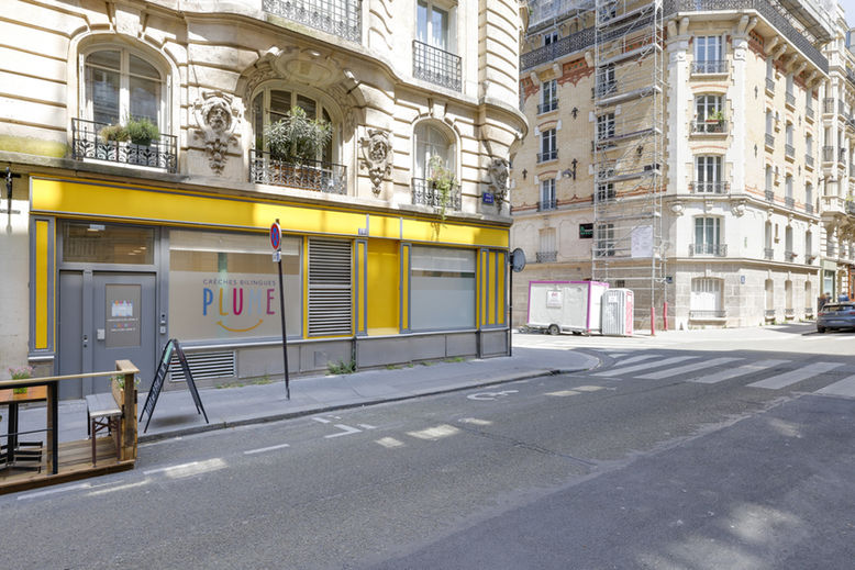 Vue de la rue de la crèche de Paris 18