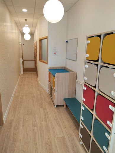 Entrée et casiers de la crèche Plume de Puteaux