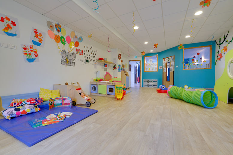 Affichages et salle de vie de la crèche