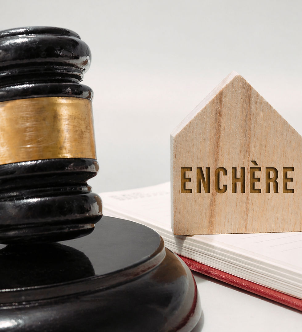 Marteau et socle d'enchères, symbolisant le processus de vente aux enchères immobilières et les offres sur les biens.
