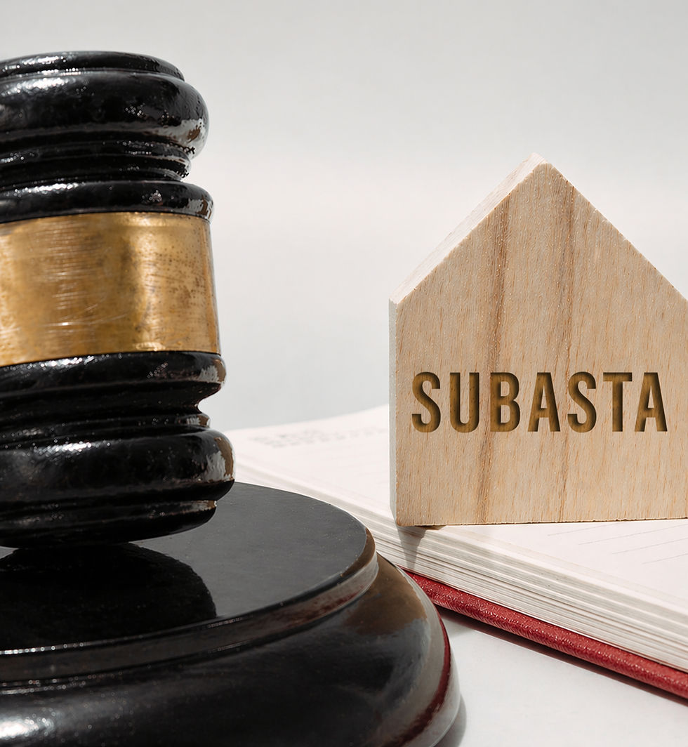 Martillo y soporte de subasta, que simbolizan el proceso de subasta inmobiliaria y las pujas por las propiedades.