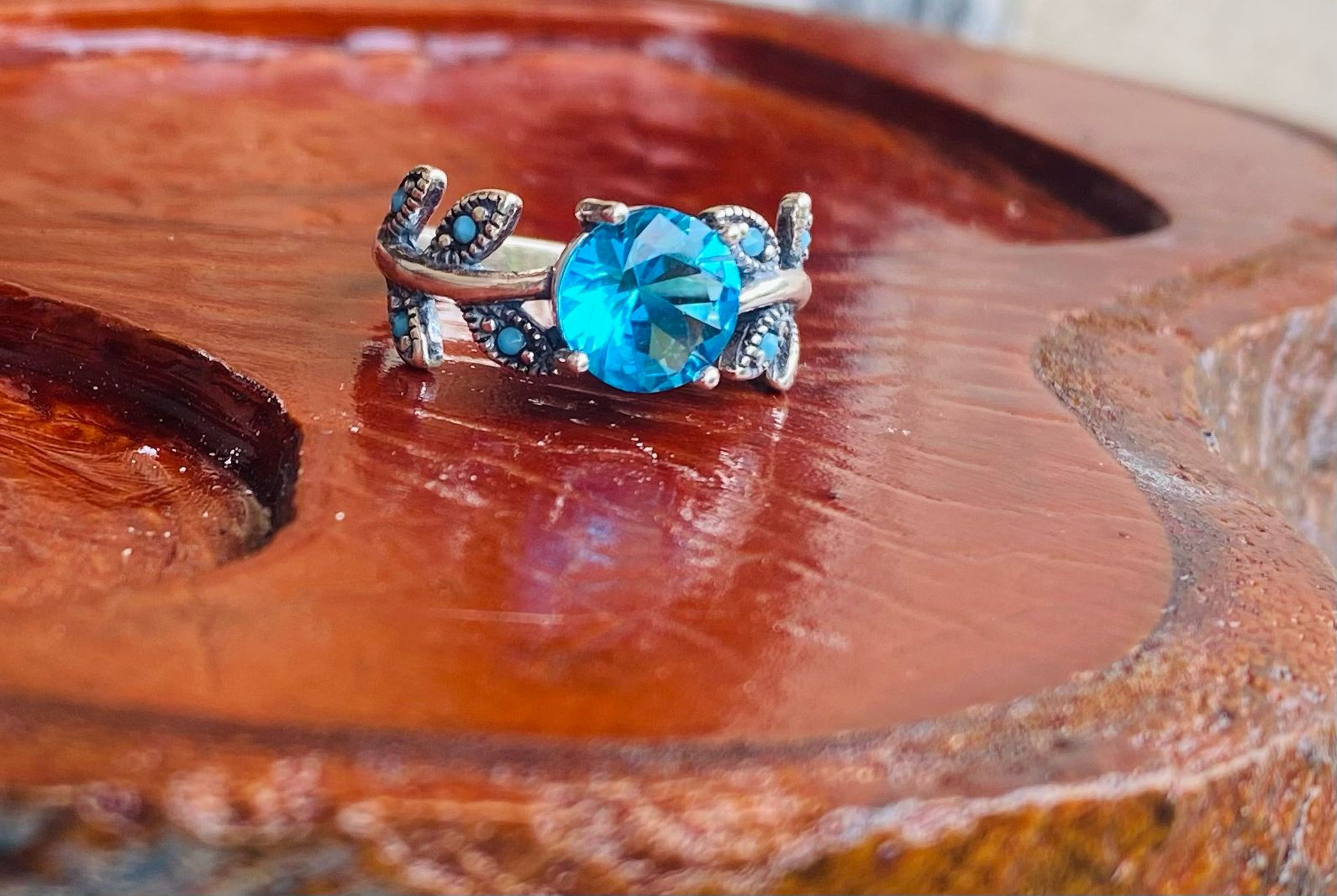 Anillo de hojas piedras color turquesa