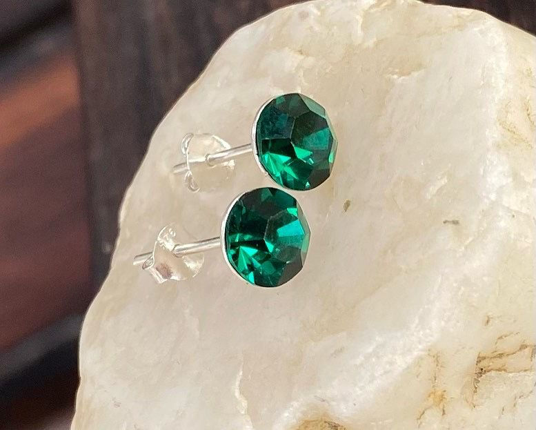 Aretes topos piedra circón color verde botella
