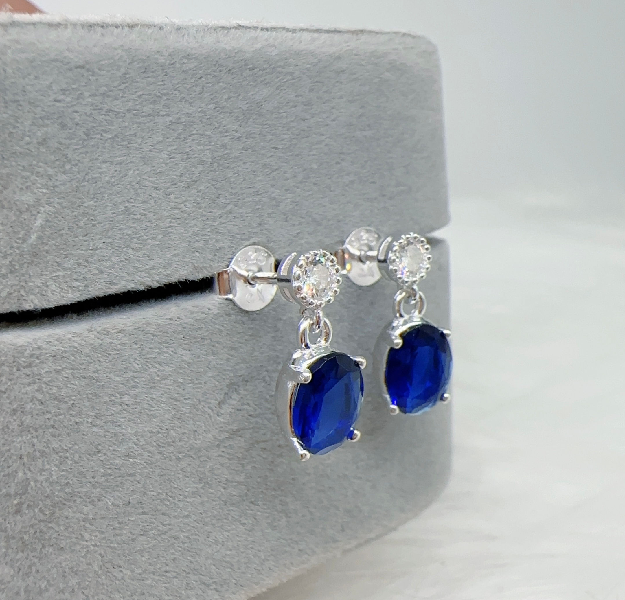 Aretes semi cortos piedra azul ovalada en plata 925 I
