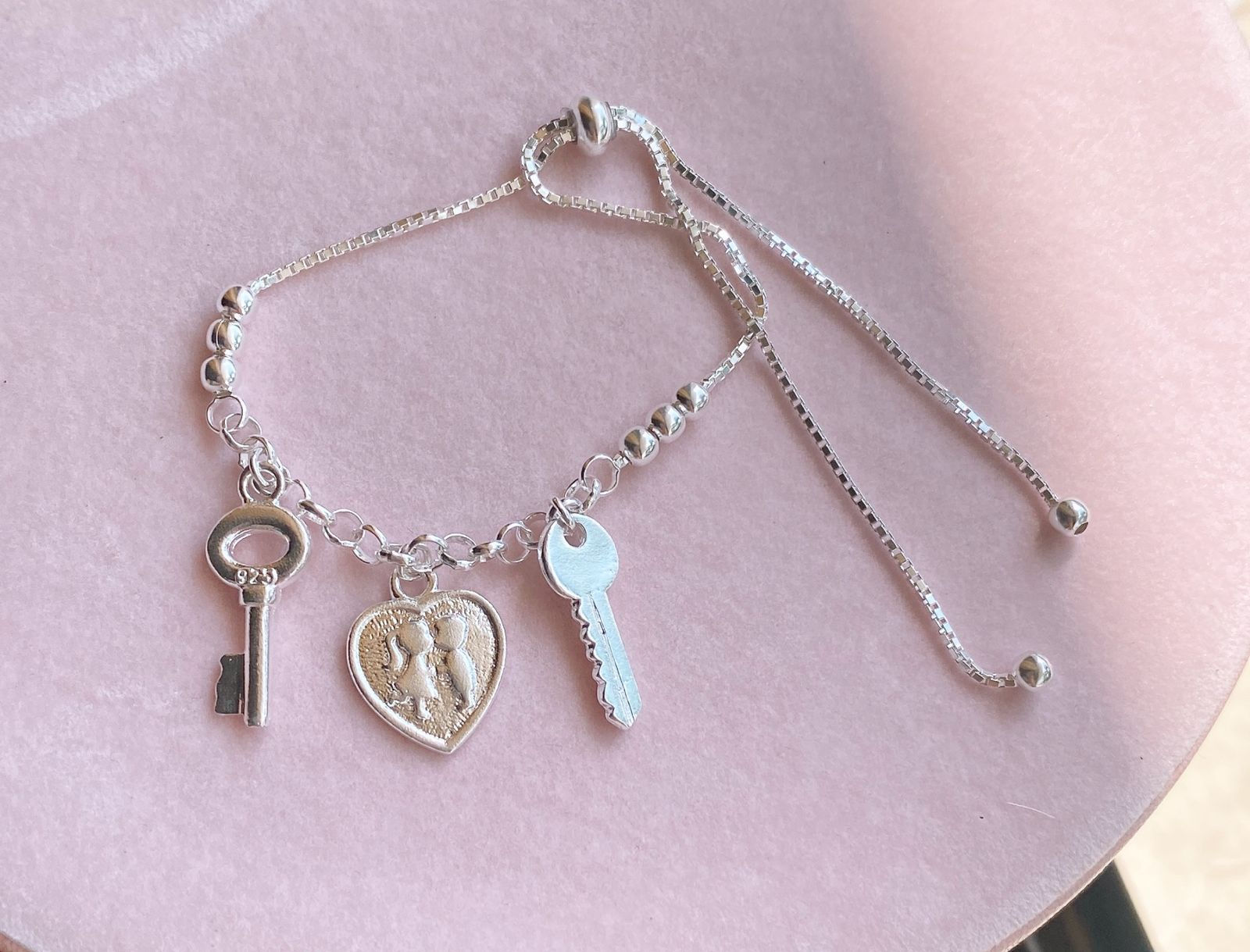 Pulsera regulable dijes llaves corazón tú y yo