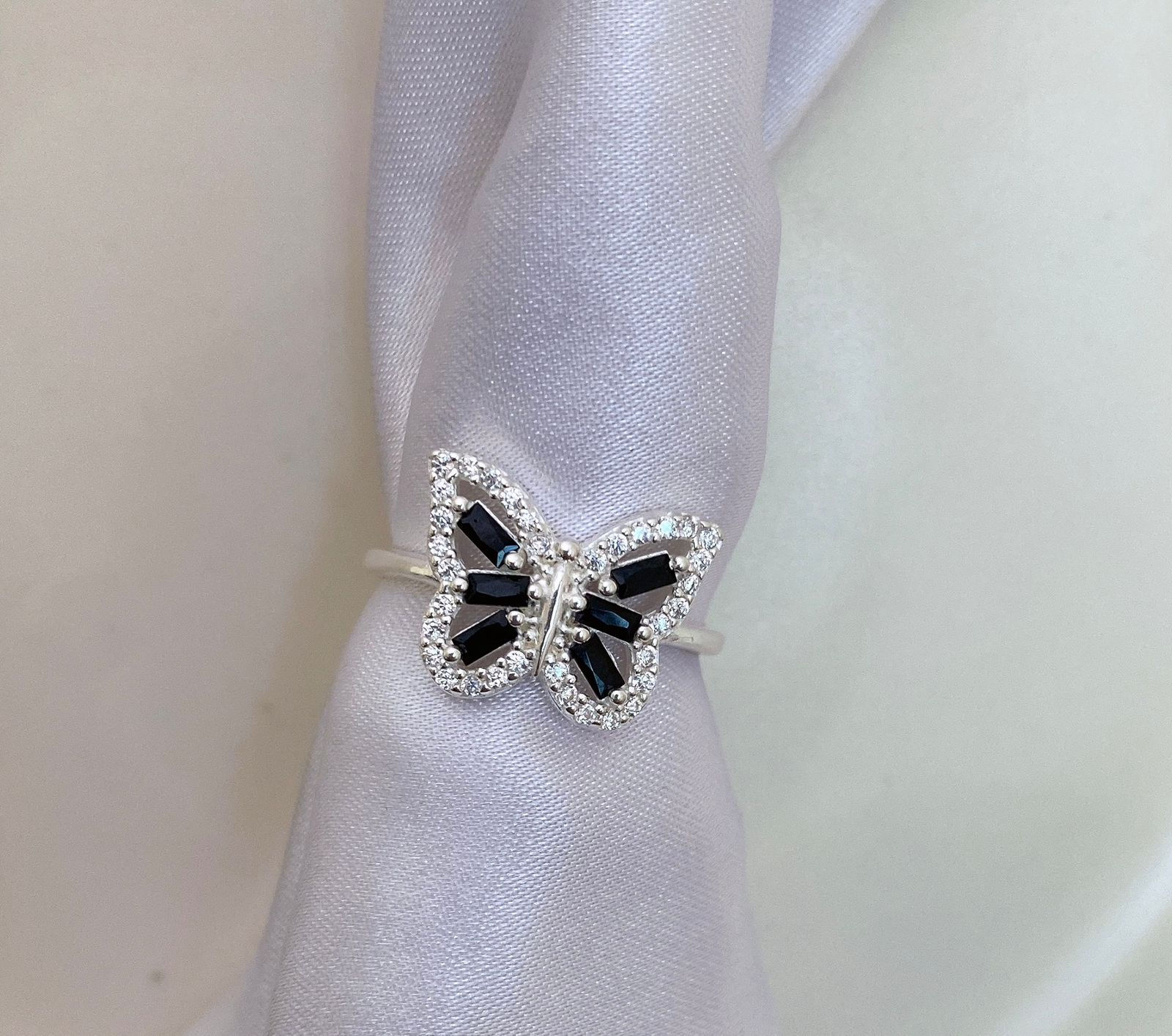 Anillo mariposa piedras circón negro y plateadas, platas 925