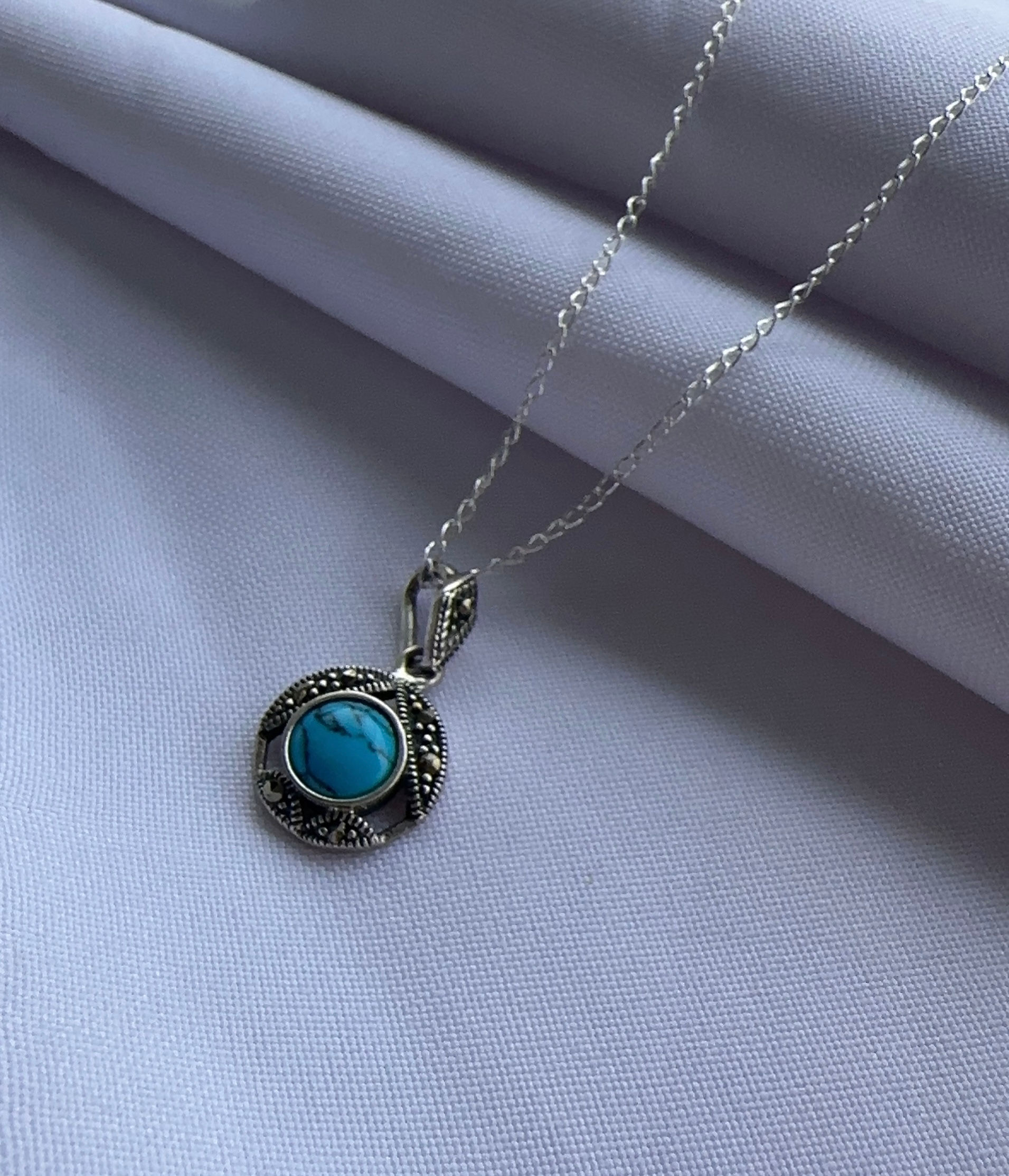 Dije redondo piedra turquesa plata marquesita 925 